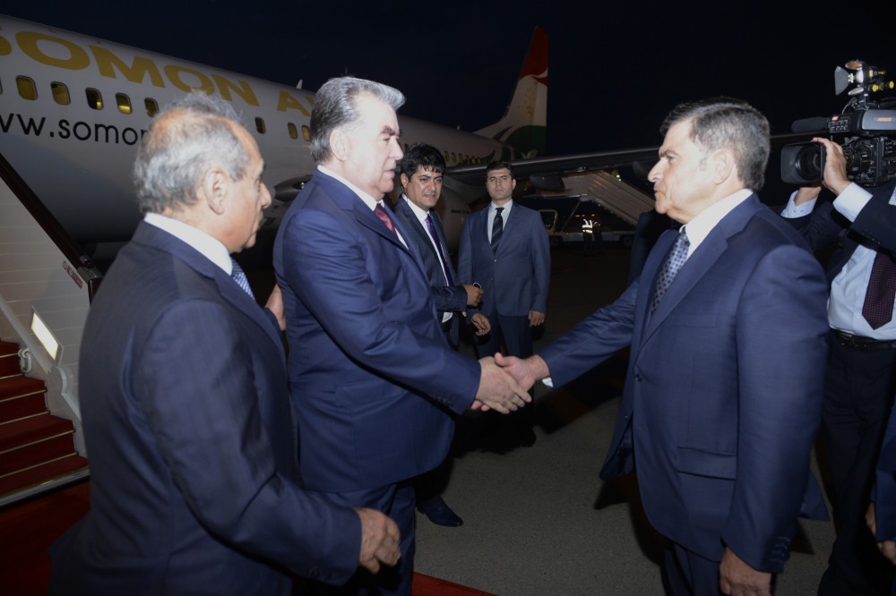 Tacikistan prezidenti Azərbaycana rəsmi səfərə gəldi -  FOTO